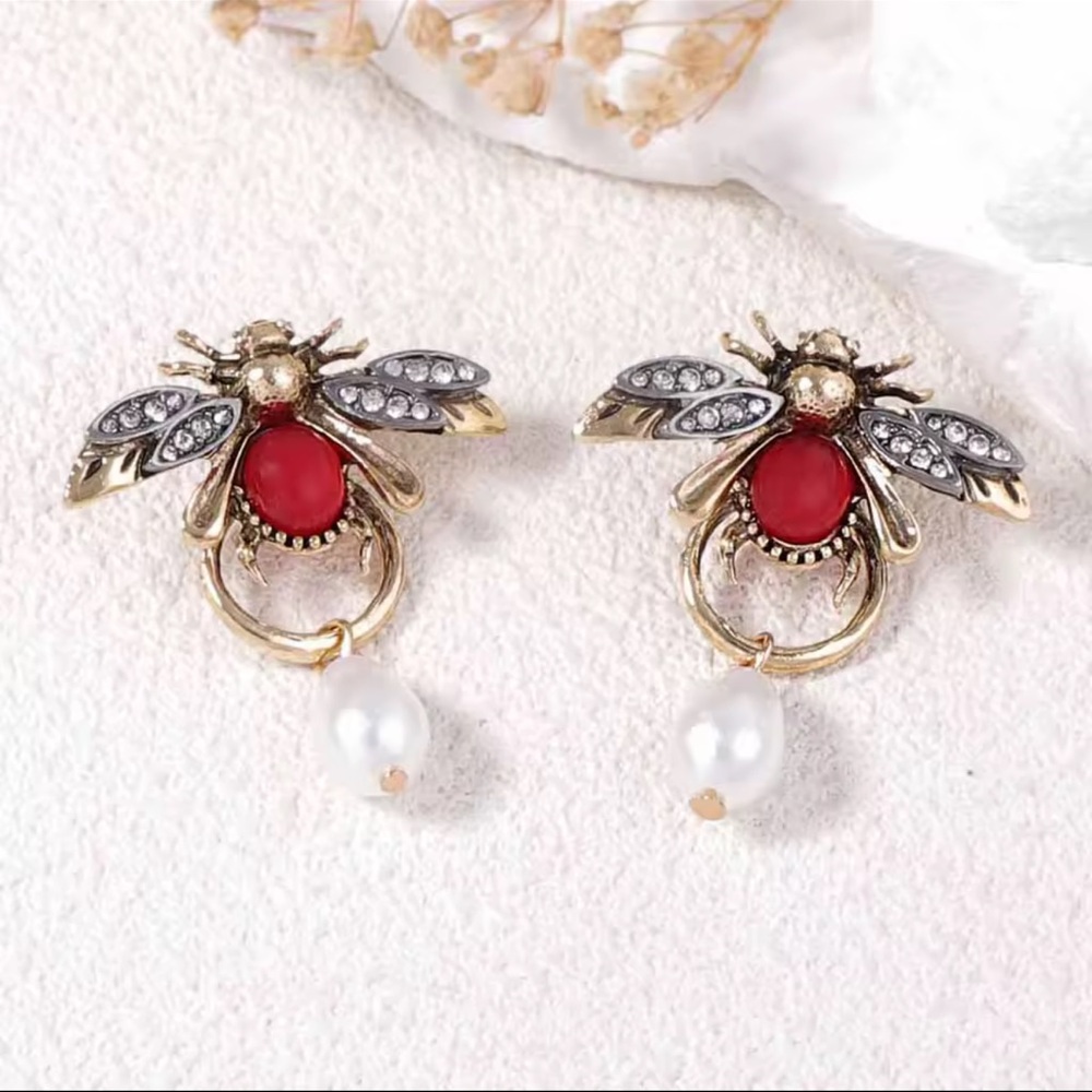 NEW!
Vintage Bee Jewelry Set – Necklace & Earrings - Picture 6 of 14